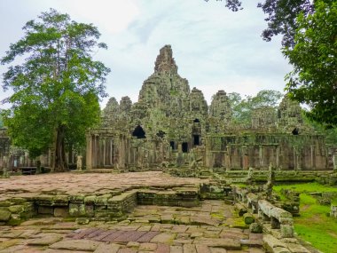 Angkor Thom, Siem Reap, Kamboçya 'daki tapınağı harap etti
