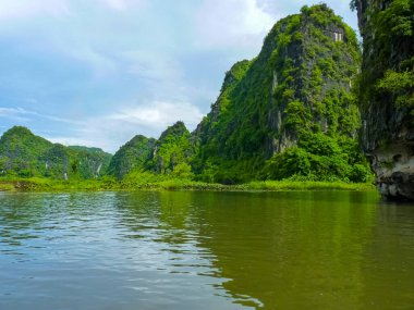 Huzurlu Tam Coc Nehri 'nde Sessiz Yolculuk, Ninh Binh, Vietnam
