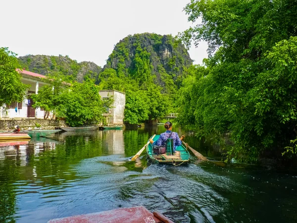 Rustige Rit Vreedzame Tam Coc River Ninh Binh Vietnam — Stockfoto