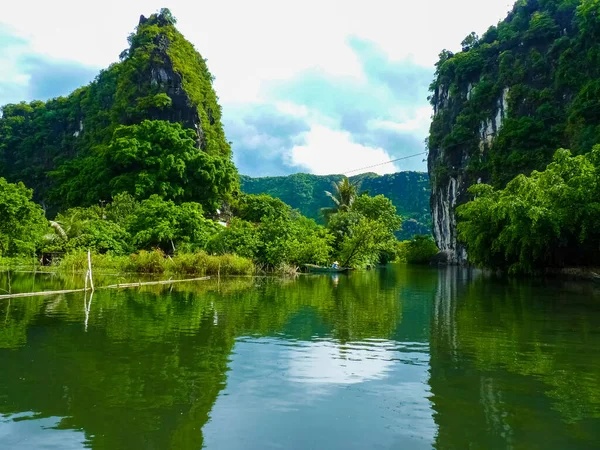 Huzurlu Tam Coc Nehri Nde Sessiz Yolculuk Ninh Binh Vietnam — Stok fotoğraf