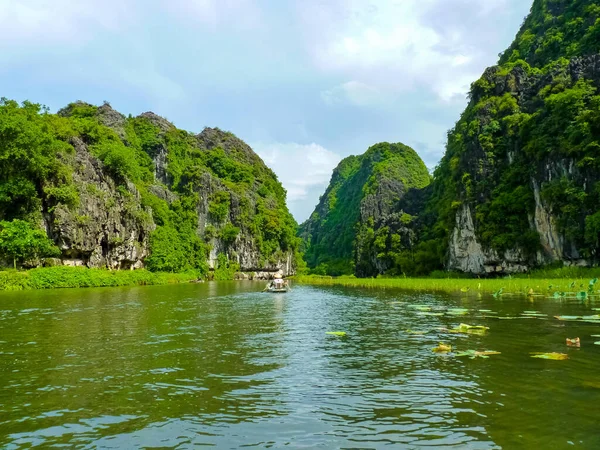 Tyst Rida Fredliga Tam Coc River Ninh Binh Vietnam — Stockfoto