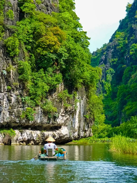 Ruhige Fahrt Auf Dem Friedlichen Fluss Tam Coc Ninh Binh — Stockfoto