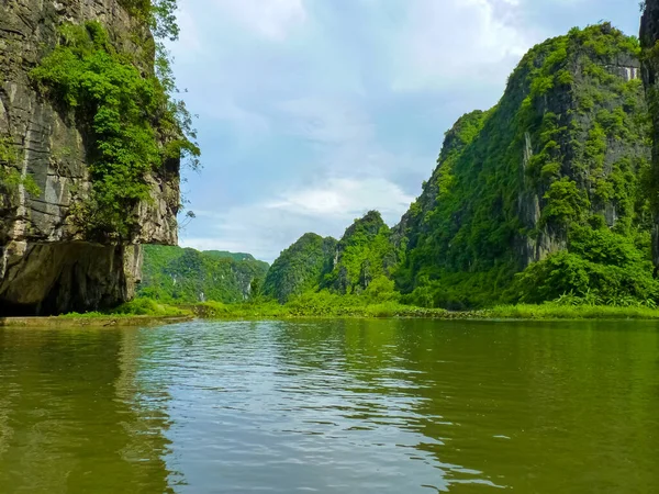 Rustige Rit Vreedzame Tam Coc River Ninh Binh Vietnam — Stockfoto