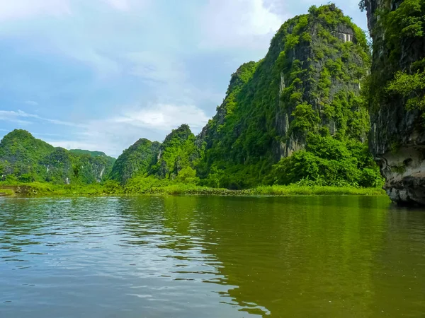 Ruhige Fahrt Auf Dem Friedlichen Fluss Tam Coc Ninh Binh — Stockfoto