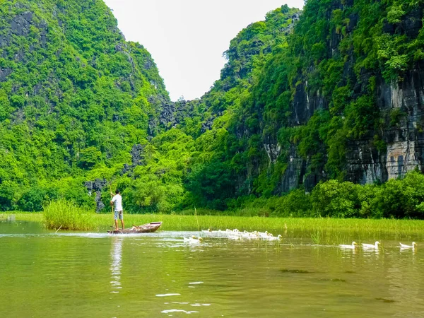 Cicha Jazda Spokojnej Rzece Tam Coc Ninh Binh Wietnam — Zdjęcie stockowe
