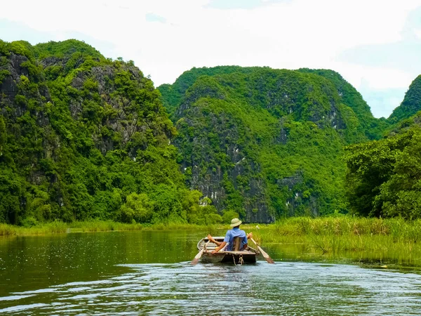 Rustige Rit Vreedzame Tam Coc River Ninh Binh Vietnam — Stockfoto