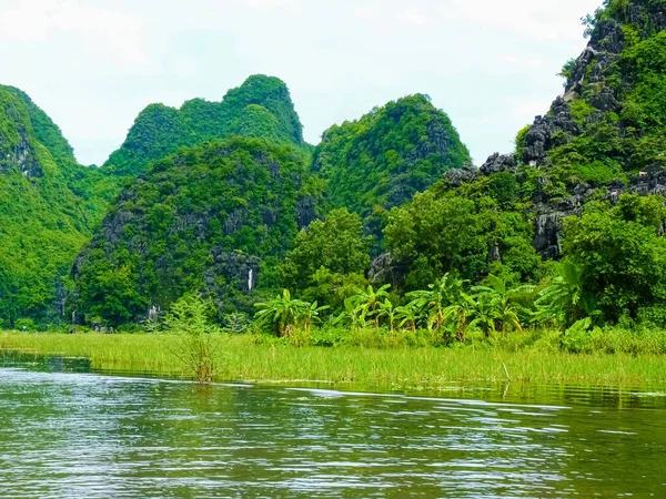 Cicha Jazda Spokojnej Rzece Tam Coc Ninh Binh Wietnam — Zdjęcie stockowe