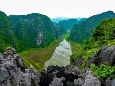 Tam Coc nehrinin manzarası Hang Mua Pagoda 'nın tepesinden Ninh Binh, Vietnam
