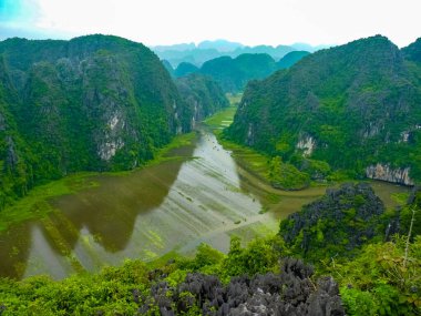 Tam Coc nehrinin manzarası Hang Mua Pagoda 'nın tepesinden Ninh Binh, Vietnam