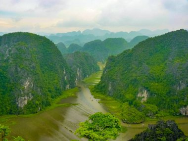 Tam Coc nehrinin manzarası Hang Mua Pagoda 'nın tepesinden Ninh Binh, Vietnam