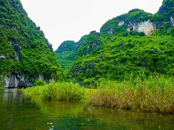 Ruhige Fahrt Auf Dem Friedlichen Fluss Tam Coc Ninh Binh — Stockfoto