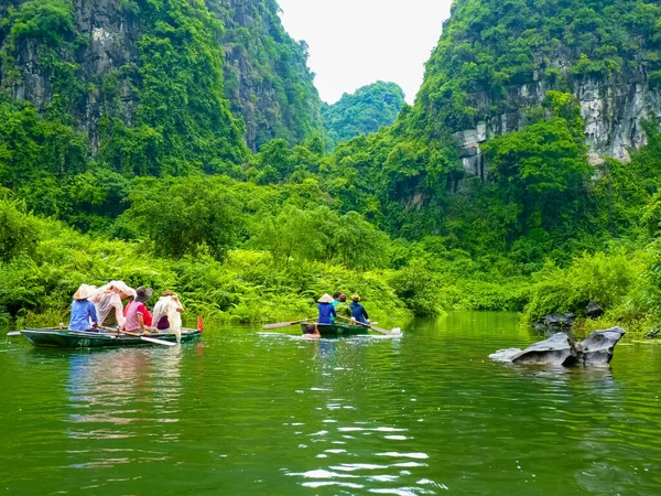 Ruhige Fahrt Auf Dem Friedlichen Fluss Tam Coc Ninh Binh — Stockfoto