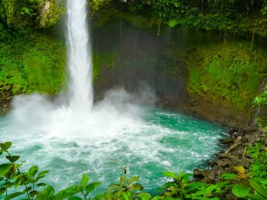 La Fortuna de San Carlos şelalesi, Arenal volkan ulusal parkı, Alajuela, San Carlos, Kosta Rika
