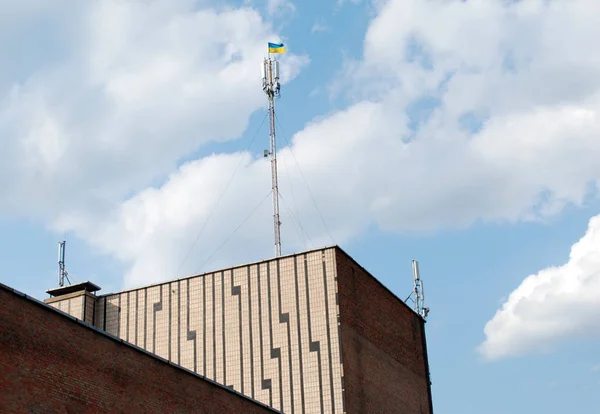 Drapeau ukrainien sur la hauteur du bâtiment — Photo