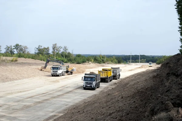 Közúti építés dump teherautók kotrógép — Stock Fotó