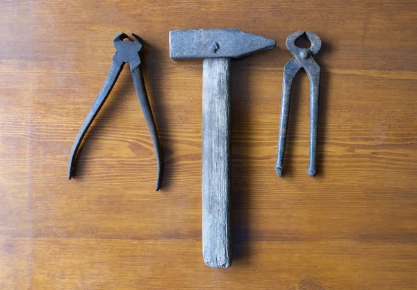 Gamla verktyg hammare och städ — Stockfoto