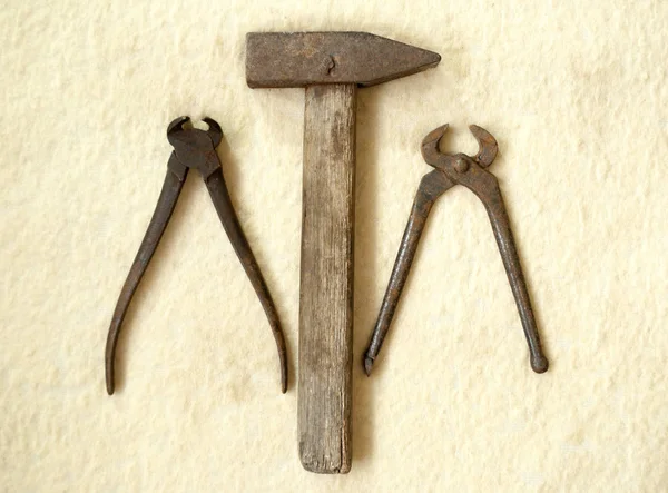 Vecchio martello e due vecchie pinze — Foto Stock