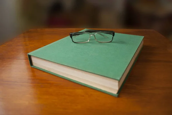 A zöld felületű fekvő könyv — Stock Fotó