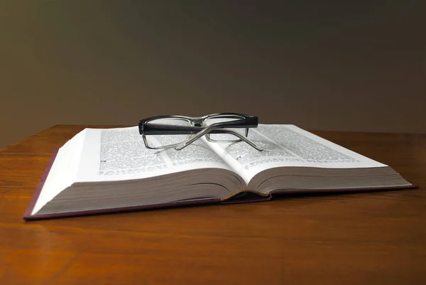 Livro aberto sobre a mesa — Fotografia de Stock