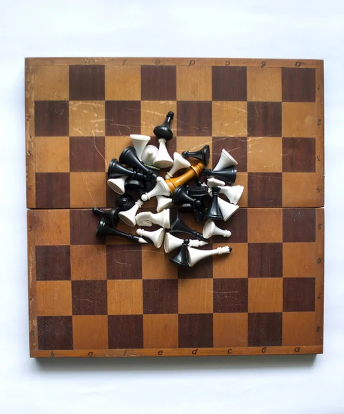 Старая чесанная шахматная доска — стоковое фото