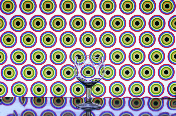Copa de vino de vidrio en círculos de fondo de color — Foto de Stock