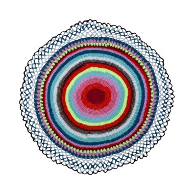 yuvarlak ayak paspası, beyaz arka planda çok renkli iplikler.