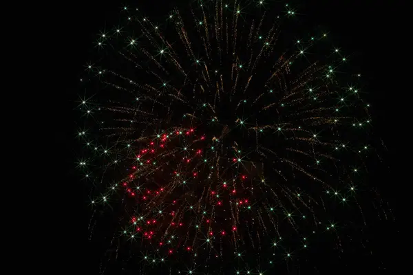 Festliches Feuerwerk am dunklen Himmel — Stockfoto