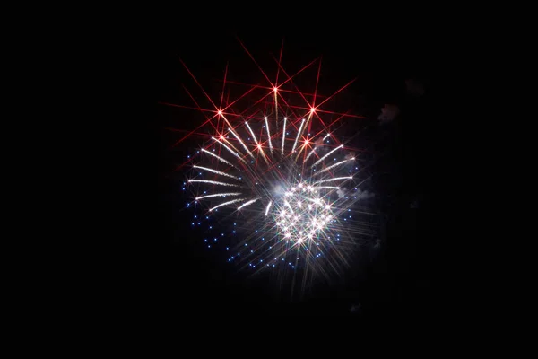Festliches Feuerwerk am dunklen Himmel — Stockfoto