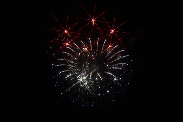 Festliches Feuerwerk am dunklen Himmel — Stockfoto