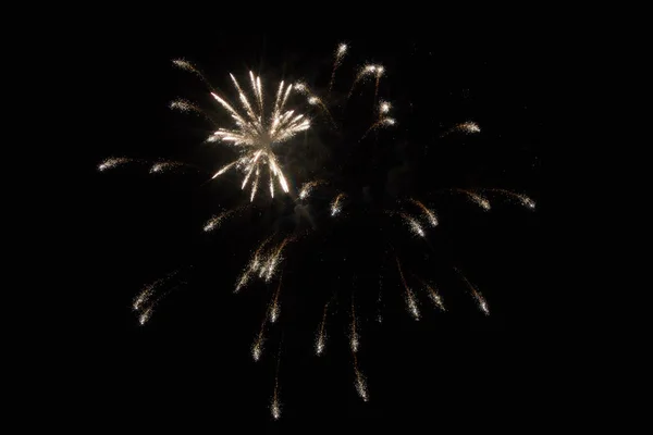 Festliches Feuerwerk am dunklen Himmel — Stockfoto