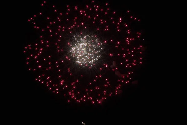 Festliches Feuerwerk am dunklen Himmel — Stockfoto