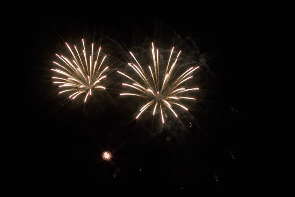 Festliches Feuerwerk am dunklen Himmel — Stockfoto