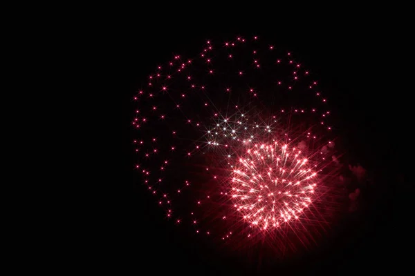 Festliches Feuerwerk am dunklen Himmel — Stockfoto