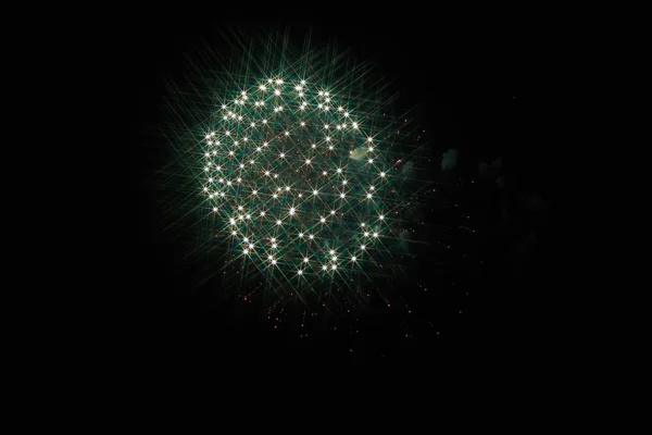 Festliches Feuerwerk am dunklen Himmel — Stockfoto