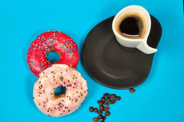 Donut ve mavi arka planda bir fincan kahve. Mesaj için yer var.