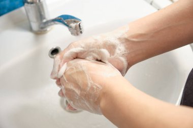 Ellerini sabun ve akan suyla yıka. Hijyen
