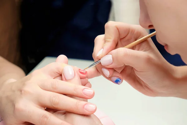 Mestre Manicura Aplica Prego Brilhante Polonês Aos Pregos Cliente Salão — Fotografia de Stock