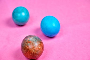 Pembe arka planda çok renkli, boyanmış Paskalya yumurtaları..
