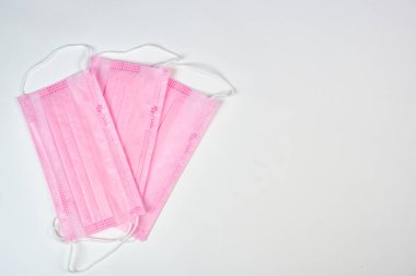 Beyaz arka planda beyaz solunum cihazı ve tıbbi maskeler. Salgın hastalık konsepti. Düzenli desen,