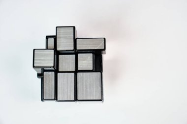 Dzerzhinsk, Rusya 06.04.2020: Rubik 'in ayna blokları beyaz arkaplanda. Bu bulmaca Hidetoshi Takeji tarafından icat edildi.