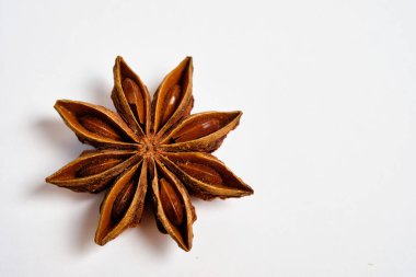 Beyaz arkaplanda Badian, metin için boşluk