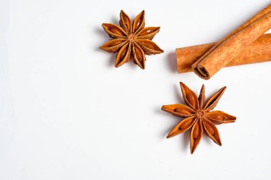 Beyaz arkaplanda Badian ve tarçın, metin için boşluk