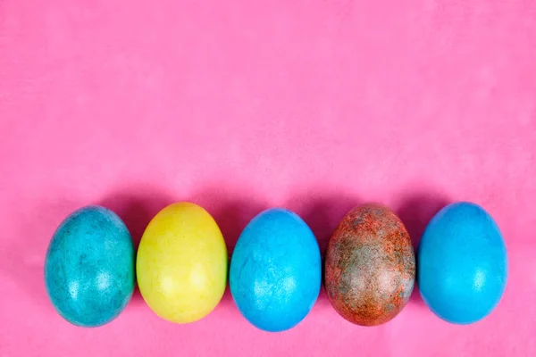 Πολύχρωμα Βαμμένα Πασχαλινά Αυγά Ροζ Φόντο — Φωτογραφία Αρχείου