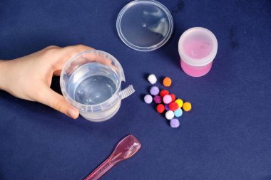 Evde sümük yapıyoruz. Yapıştırıcıdan popüler çocuk oyuncakları yapmak çocuk elleriyle balçıktan oyuncak yapmak.