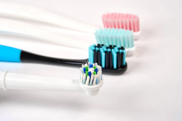 Πολύχρωμες Οδοντόβουρτσες Κοντά Λευκό Φόντο Στοματική Υγιεινή Εικόνα Αρχείου
