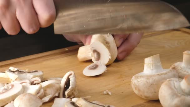 Руки женщины режут грибы на деревянной доске. Закрыть — стоковое видео
