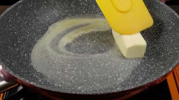 Un pedazo de mantequilla se derrite en la sartén, primer plano — Vídeos de Stock