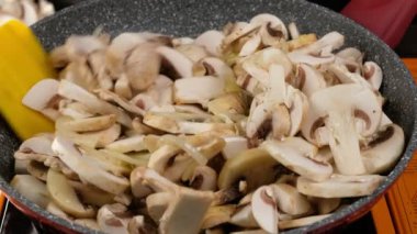 Tereyağında kızartılmış mantarlar, yakın plan.