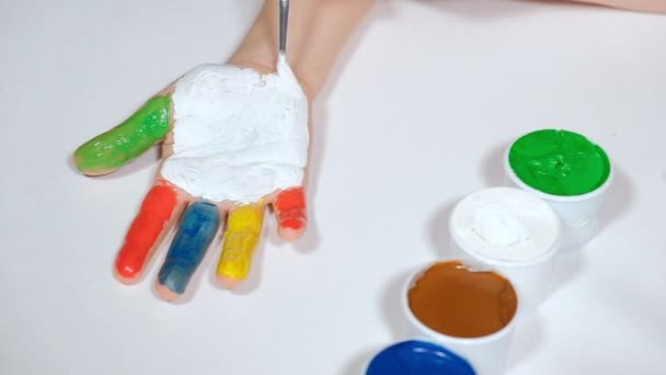 一个小女孩用彩色手绘在白纸上画画 — 图库视频影像