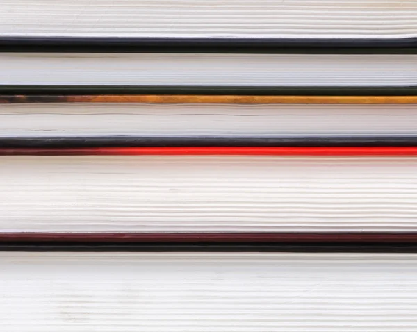 Livros empilhados óculos na mesa — Fotografia de Stock